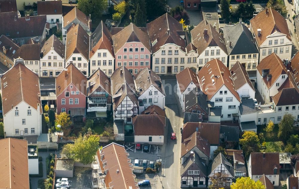 Luftaufnahme Warendorf - Historische Wohngebäude Altstadt mit den Häusern in den Straßenzügen Brünebrede und Oststraße in Warendorf im Bundesland Nordrhein-Westfalen