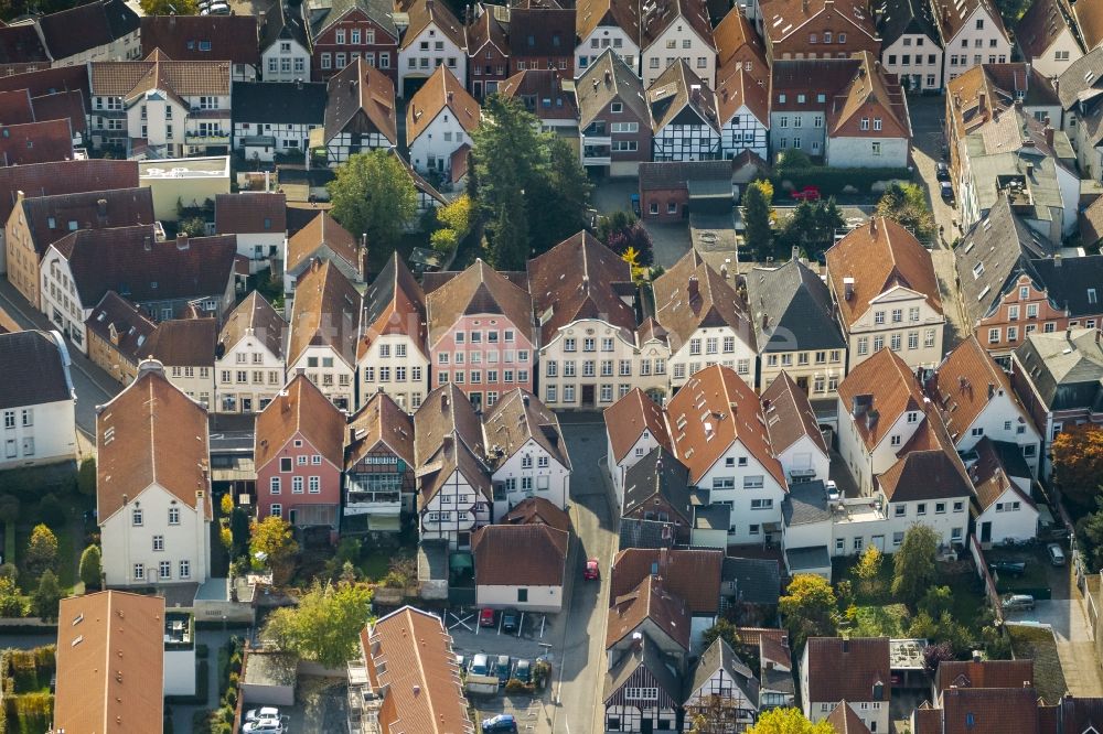 Warendorf von oben - Historische Wohngebäude Altstadt mit den Häusern in den Straßenzügen Brünebrede und Oststraße in Warendorf im Bundesland Nordrhein-Westfalen