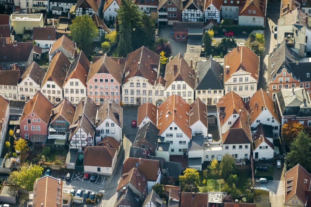 Luftaufnahme Warendorf - Historische Wohngebäude Altstadt mit den Häusern in den Straßenzügen Brünebrede und Oststraße in Warendorf im Bundesland Nordrhein-Westfalen