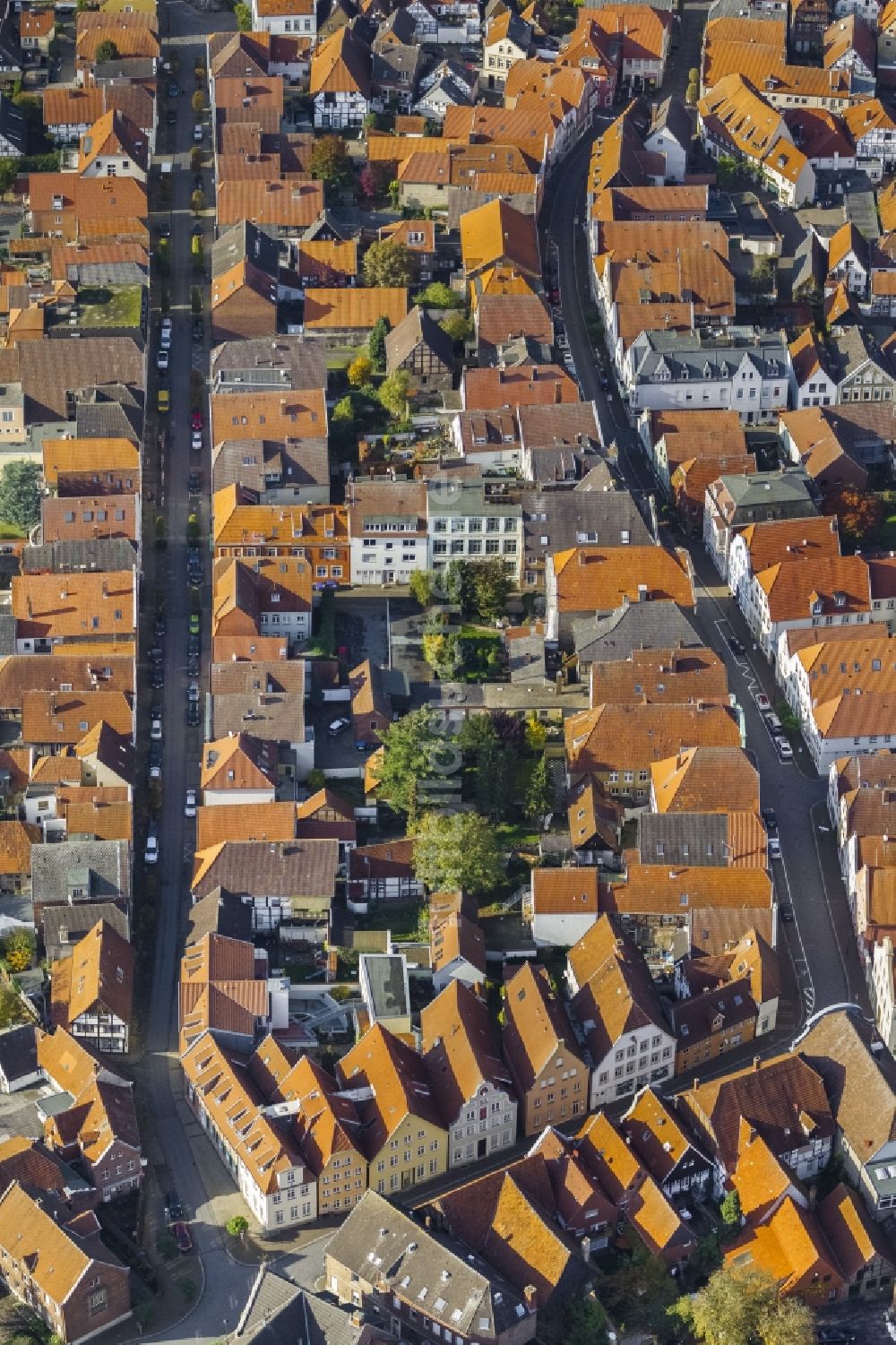 Luftaufnahme Warendorf - Historische Wohngebäude Altstadt mit den Häusern in den Straßenzügen Brünebrede und Oststraße in Warendorf im Bundesland Nordrhein-Westfalen