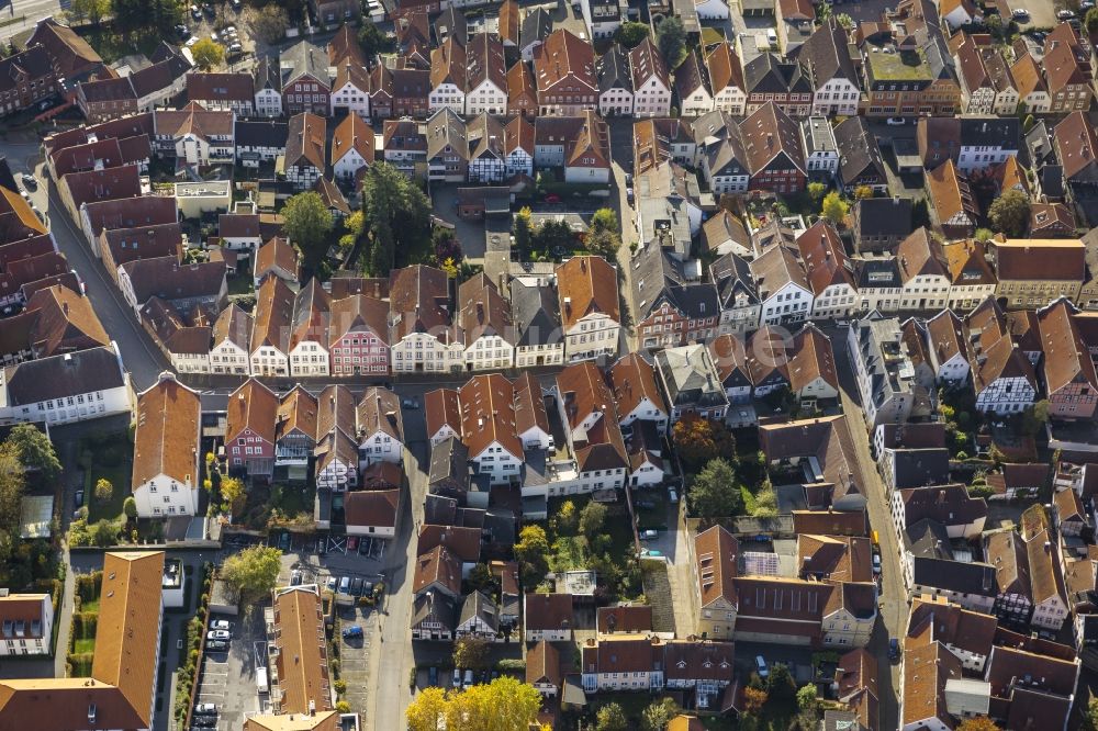 Warendorf aus der Vogelperspektive: Historische Wohngebäude Altstadt mit den Häusern in den Straßenzügen Brünebrede und Oststraße in Warendorf im Bundesland Nordrhein-Westfalen