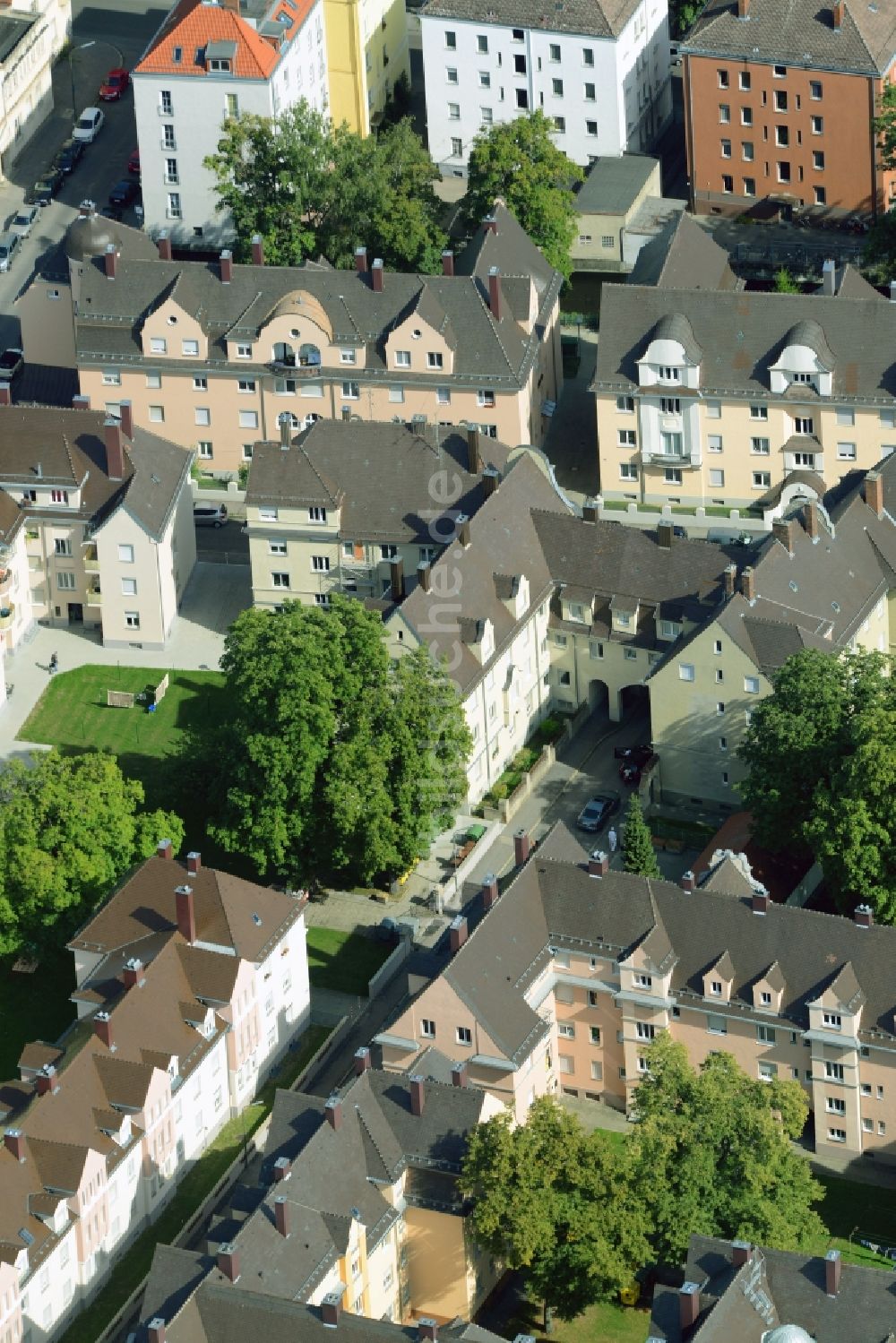 Augsburg von oben - Historische Wohnhausanlage mit Grünflächen und Hausdurchfahrt im Süden des Ortsteils Oberhausen in Augsburg im Bundesland Bayern