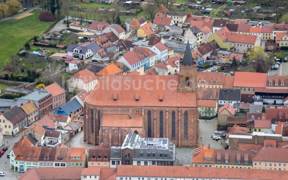 Beeskow aus der Vogelperspektive: Historischer Altbau- Gebäudekomplex in Beeskow im Bundesland Brandenburg, Deutschland