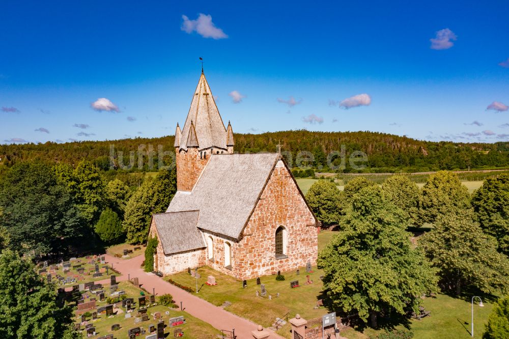 Luftbild Finströms kyrka - Historischer Altbau- Gebäudekomplex in Finströms kyrka in Alands landsbygd, Aland