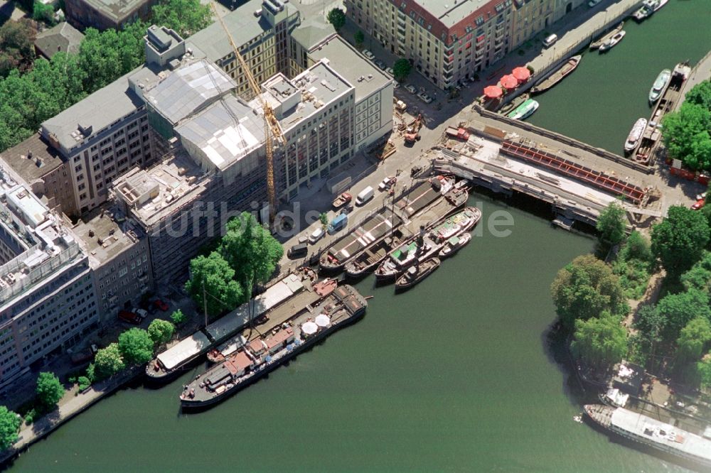 Berlin von oben - Historischer Hafen Berlin an der Inselbrücke in Berlin-Mitte