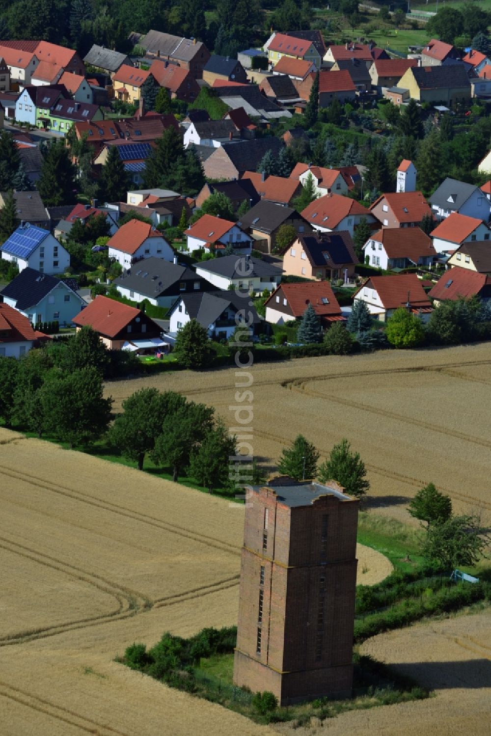 Langendorf von oben - Historischer Wasserturm Obergreißlau am Ortsrand von Langendorf in Sachsen-Anhalt