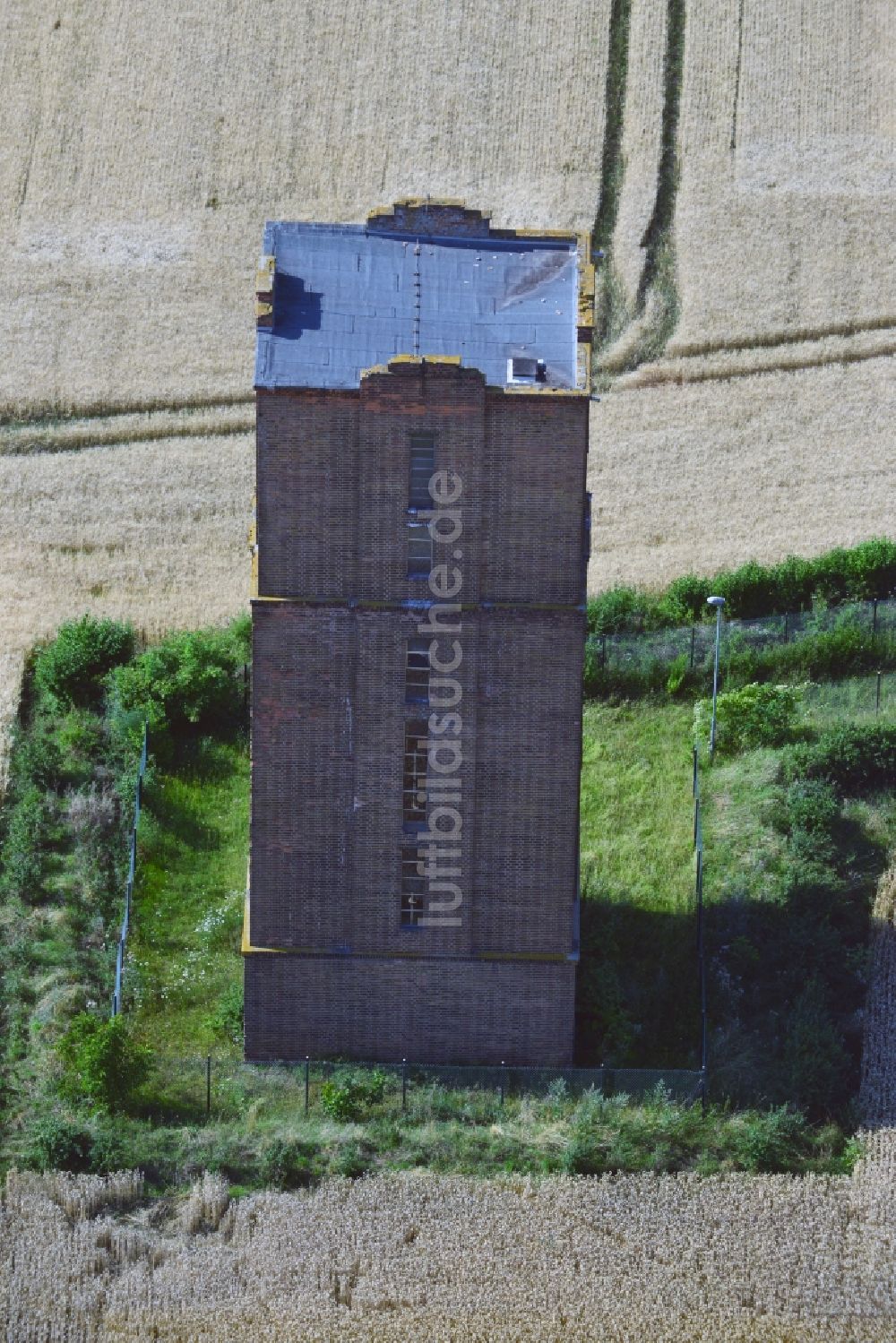 Langendorf von oben - Historischer Wasserturm Obergreißlau am Ortsrand von Langendorf in Sachsen-Anhalt