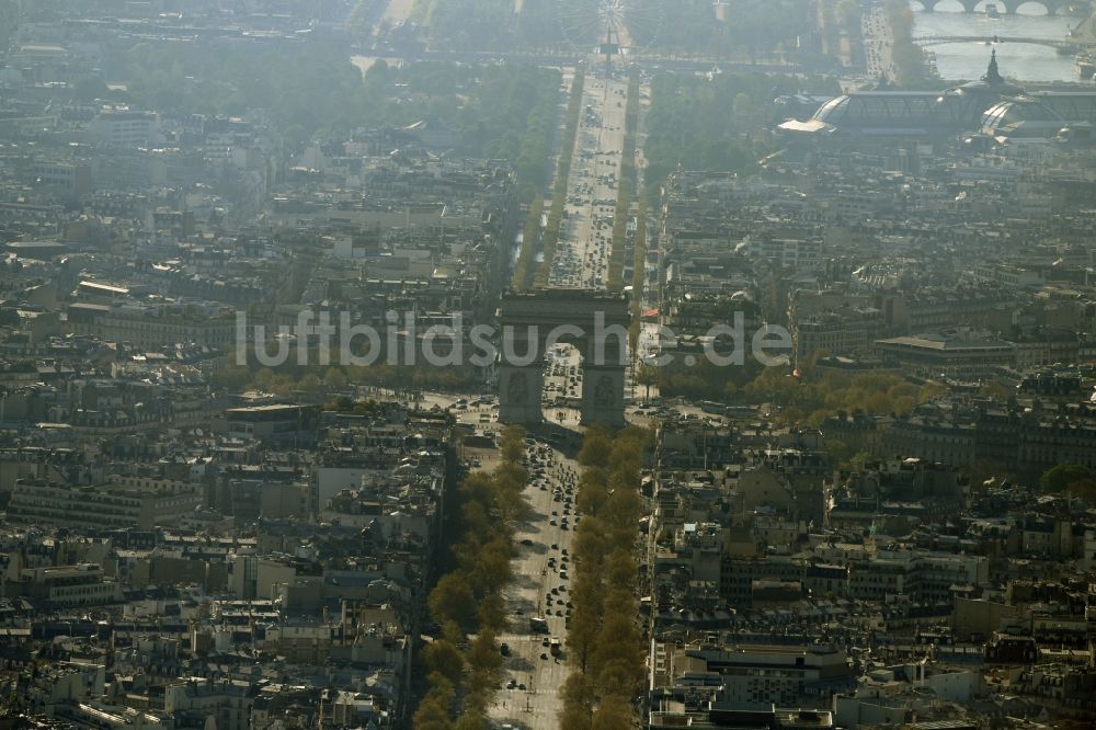 Luftbild Paris - Historisches Bauwerk und Wahrzeichen Arc de Triomphe (Triumphbogen) am Place Charles de Gaulle in Paris in Ile-de-France, Frankreich