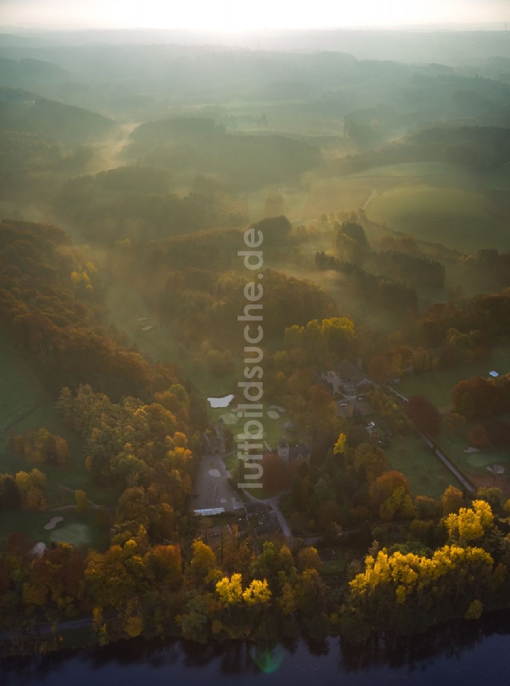 Essen von oben - Historisches Clubhaus am Golfplatz des Essener Golf Club Haus Oefte e.V. am herbstlichen Ufer des Flusses Ruhr in Essen im Bundesland Nordrhein-Westfalen