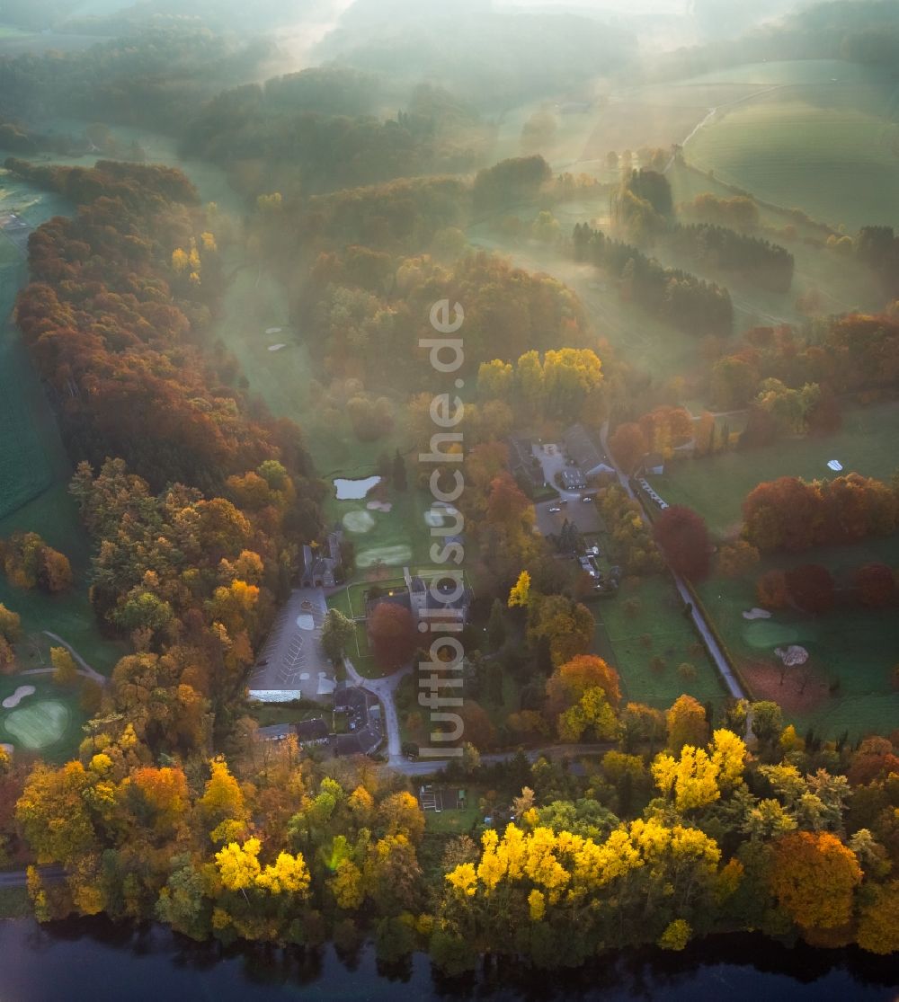 Essen aus der Vogelperspektive: Historisches Clubhaus am Golfplatz des Essener Golf Club Haus Oefte e.V. am herbstlichen Ufer des Flusses Ruhr in Essen im Bundesland Nordrhein-Westfalen