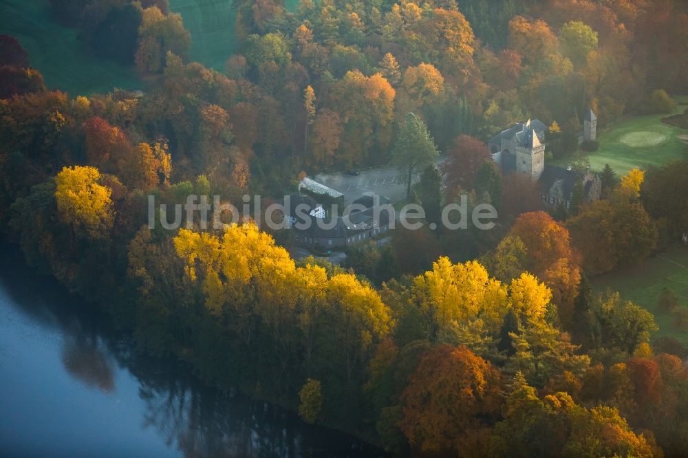 Luftaufnahme Essen - Historisches Clubhaus am Golfplatz des Essener Golf Club Haus Oefte e.V. am herbstlichen Ufer des Flusses Ruhr in Essen im Bundesland Nordrhein-Westfalen