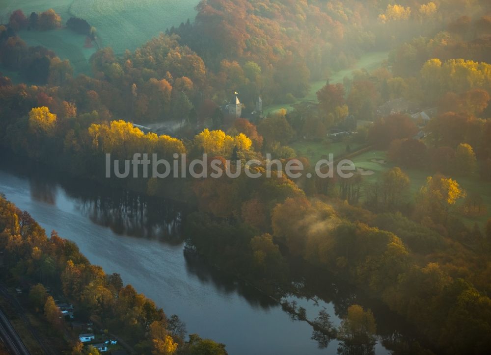 Essen von oben - Historisches Clubhaus am Golfplatz des Essener Golf Club Haus Oefte e.V. am herbstlichen Ufer des Flusses Ruhr in Essen im Bundesland Nordrhein-Westfalen