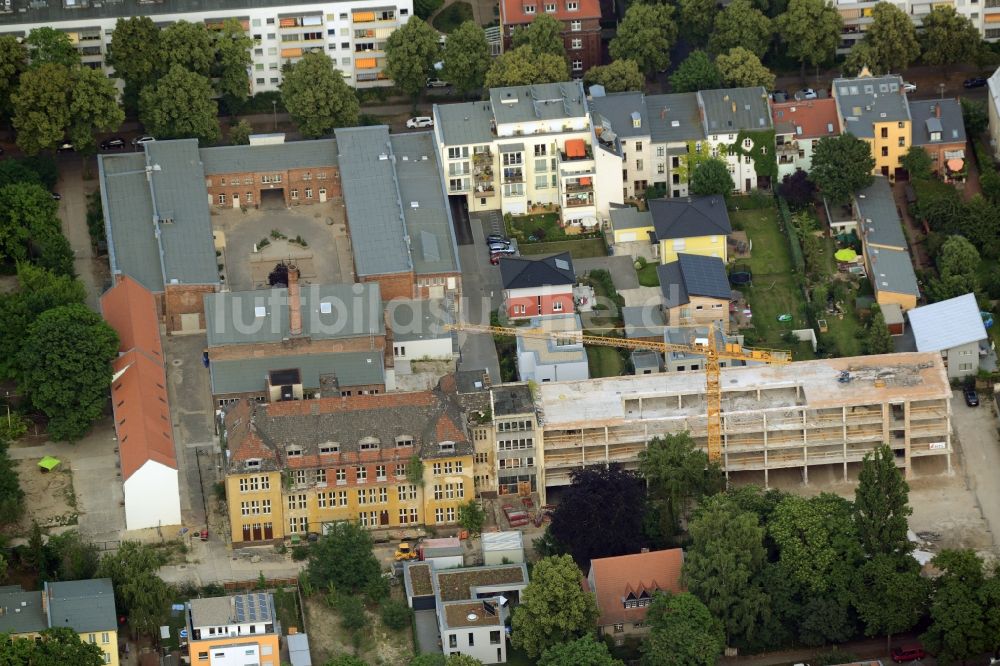 Luftaufnahme Berlin - Historisches Fabriksgebäude und Baustelle eines Flachbaus in einem Wohngebiet im Ortsteil Friedrichshagen in Berlin