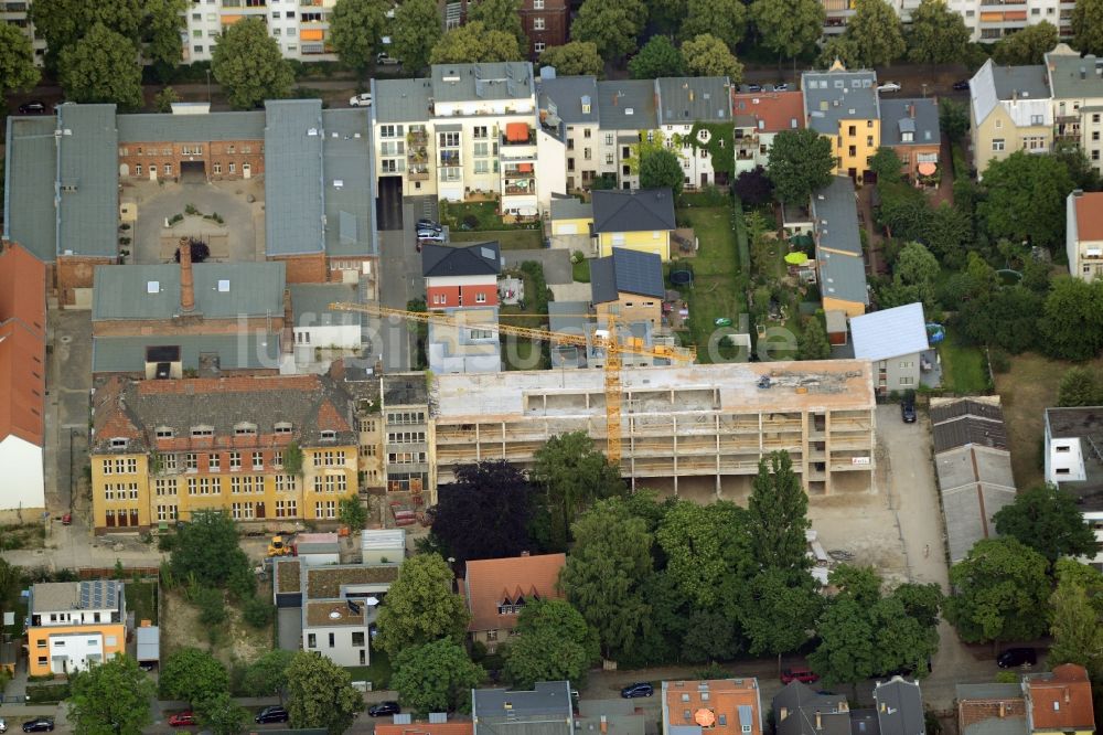 Berlin von oben - Historisches Fabriksgebäude und Baustelle eines Flachbaus in einem Wohngebiet im Ortsteil Friedrichshagen in Berlin