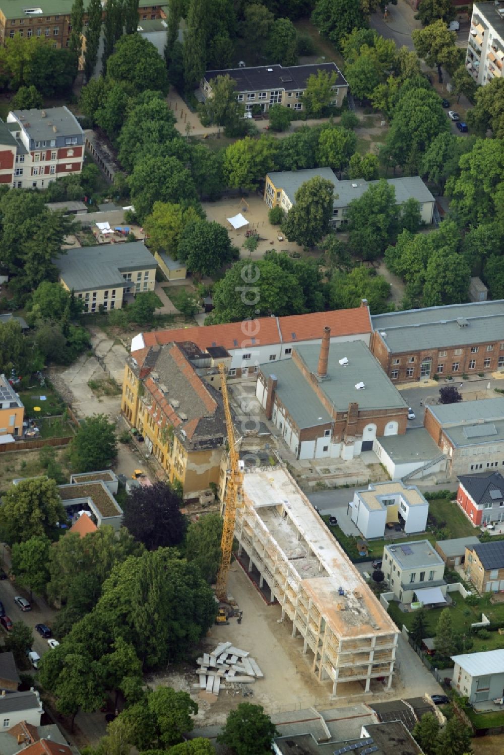 Luftbild Berlin - Historisches Fabriksgebäude und Baustelle eines Flachbaus in einem Wohngebiet im Ortsteil Friedrichshagen in Berlin