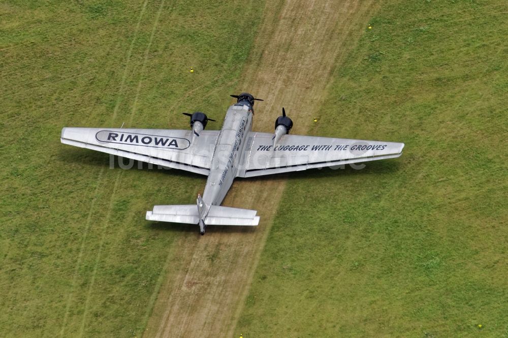 Oberschleißheim aus der Vogelperspektive: Historisches Flugzeug JU 52 beim Rollen auf dem Flugplatz Schleißheim bei Oberschleißheim im Bundesland Bayern