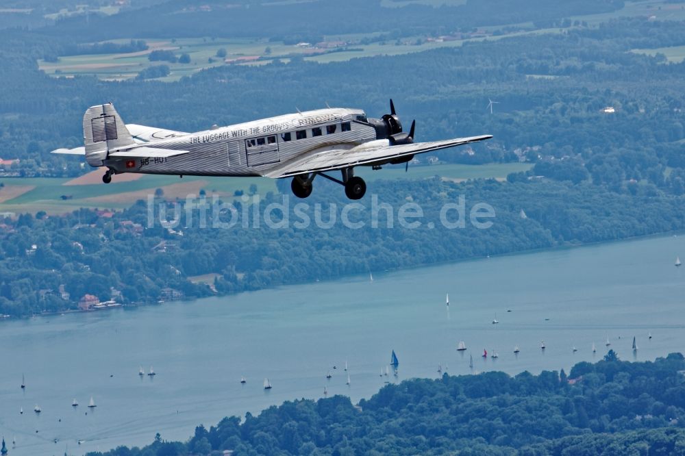 Starnberg von oben - Historisches Flugzeug Junkers 52 im Flug nahe dem Starnberger See im Bundesland Bayern