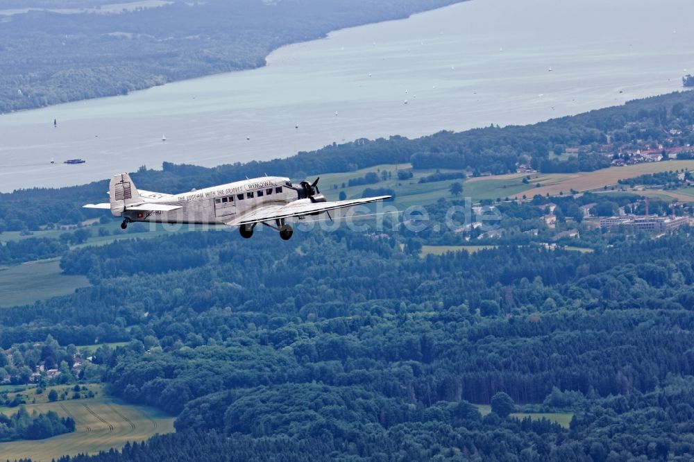 Luftaufnahme Starnberg - Historisches Flugzeug Junkers 52 im Flug nahe dem Starnberger See im Bundesland Bayern