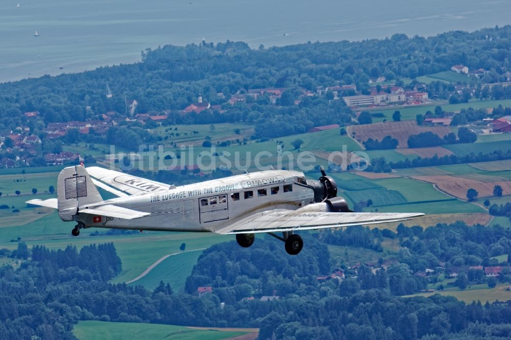 Starnberg von oben - Historisches Flugzeug Junkers 52 im Flug nahe dem Starnberger See im Bundesland Bayern