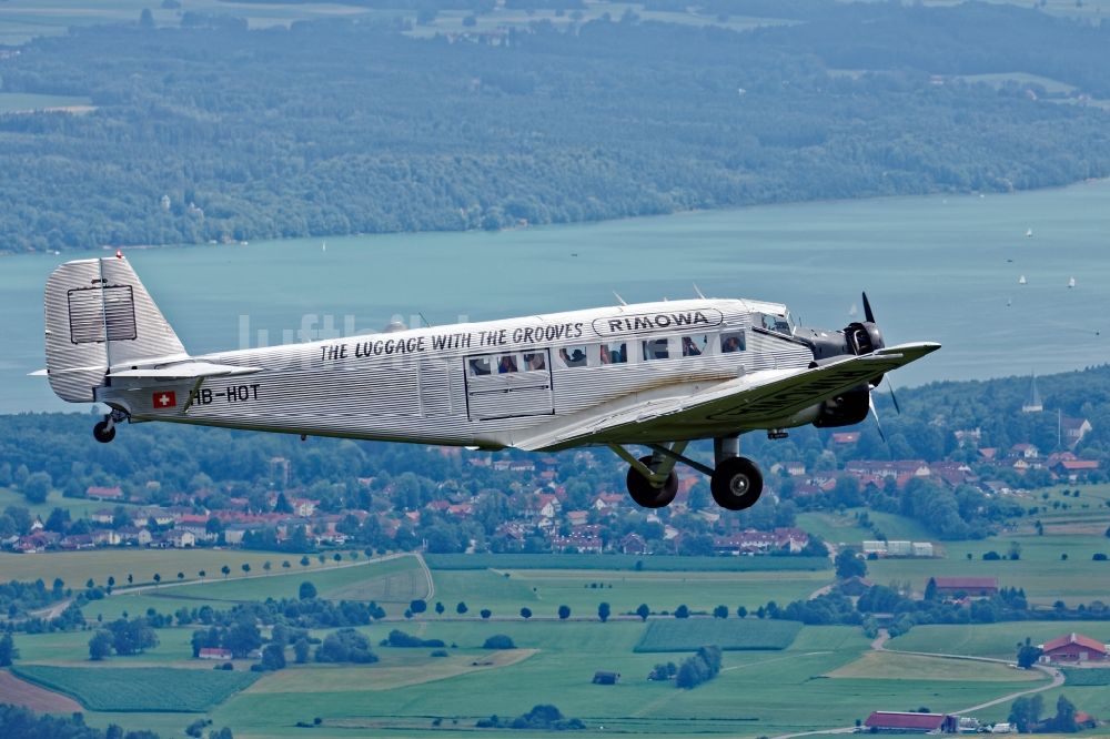 Starnberg aus der Vogelperspektive: Historisches Flugzeug Junkers 52 im Flug nahe dem Starnberger See im Bundesland Bayern