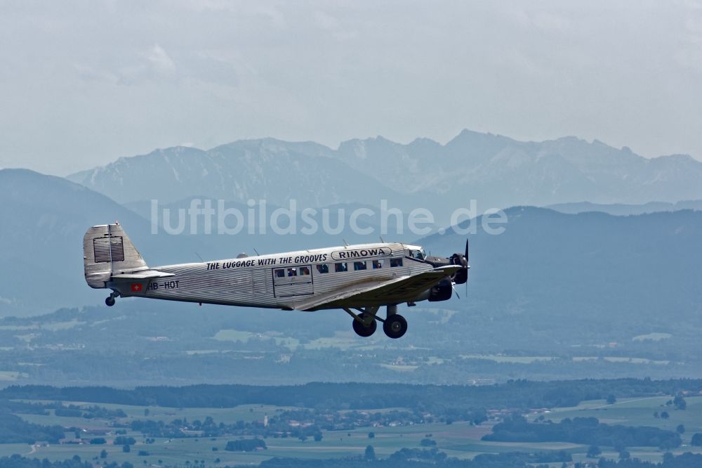 Luftaufnahme Starnberg - Historisches Flugzeug Junkers 52 im Flug nahe dem Starnberger See im Bundesland Bayern