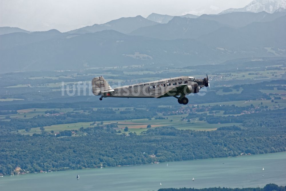 Starnberg von oben - Historisches Flugzeug Junkers 52 im Flug nahe dem Starnberger See im Bundesland Bayern