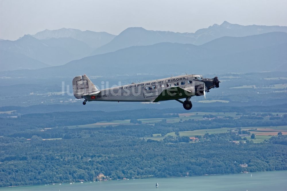 Starnberg aus der Vogelperspektive: Historisches Flugzeug Junkers 52 im Flug nahe dem Starnberger See im Bundesland Bayern