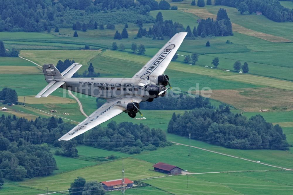 Starnberg von oben - Historisches Flugzeug Junkers 52 im Flug nahe dem Starnberger See im Bundesland Bayern