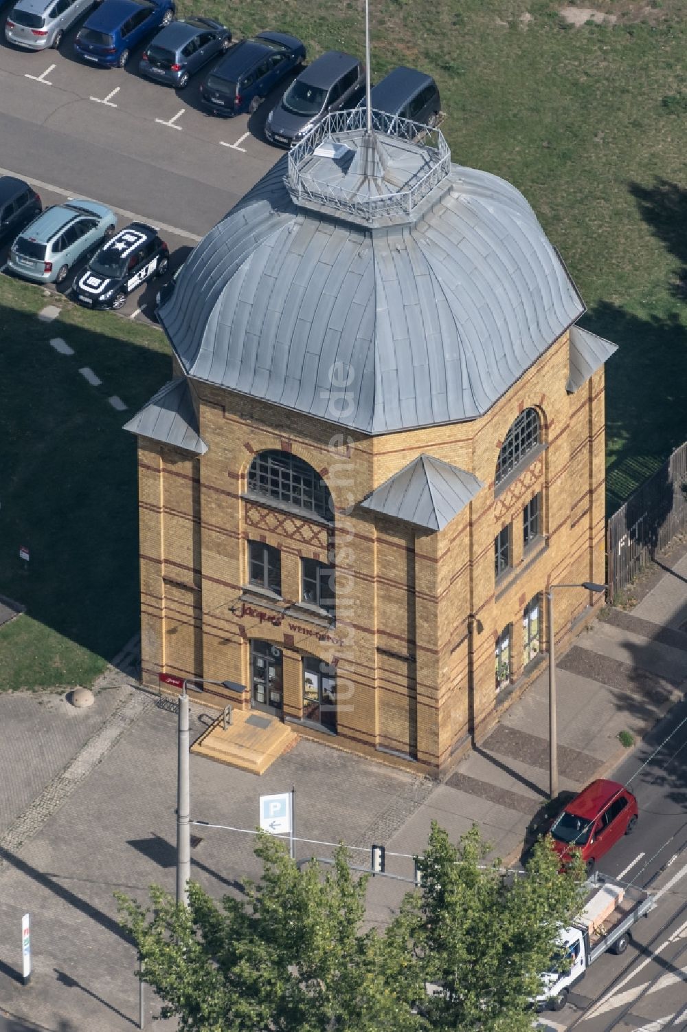 Leipzig von oben - Historisches Gebäude des Geschäftshaus Jacques’ Wein-Depot am Torgauer Platz in Leipzig im Bundesland Sachsen, Deutschland