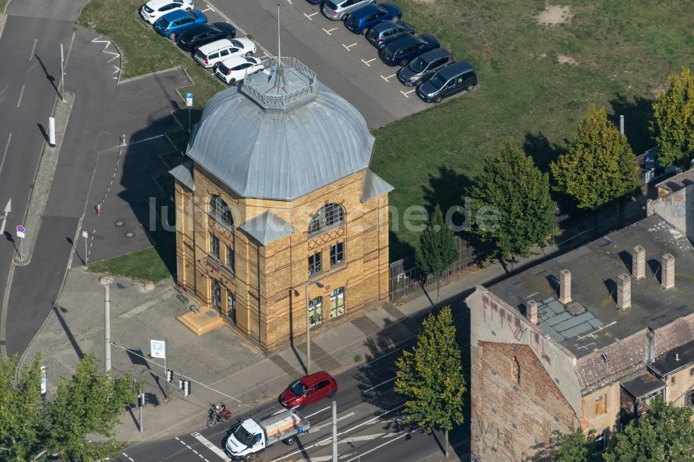 Leipzig aus der Vogelperspektive: Historisches Gebäude des Geschäftshaus Jacques’ Wein-Depot am Torgauer Platz in Leipzig im Bundesland Sachsen, Deutschland