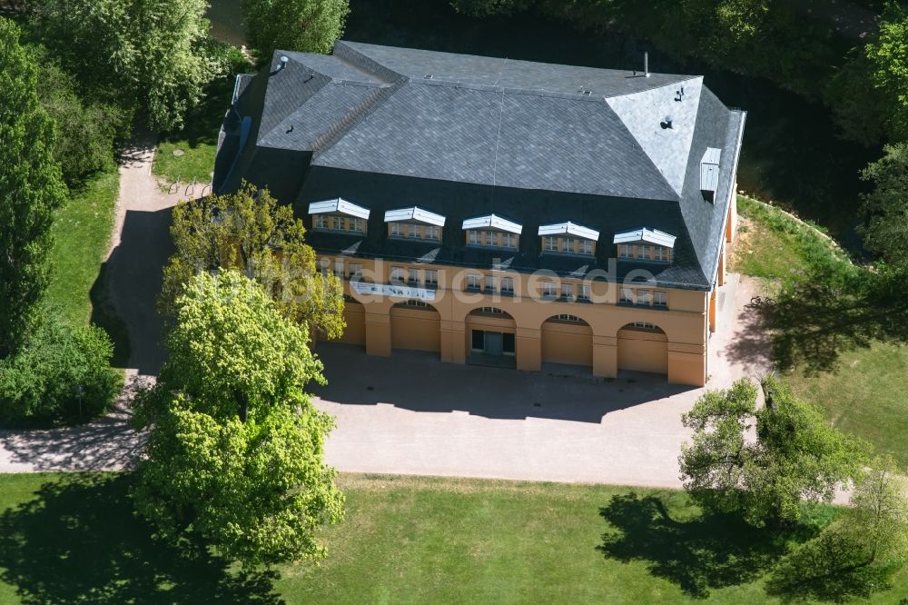 Weimar aus der Vogelperspektive: Historisches Gebäude Reithaus im Park an der Ilm in Weimar im Bundesland Thüringen, Deutschland