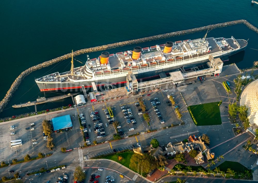 Long Beach von oben - Historisches Passagier- und Fahrgastschiff (heute Hotel) The Queen Mary in Long Beach in Kalifornien, USA