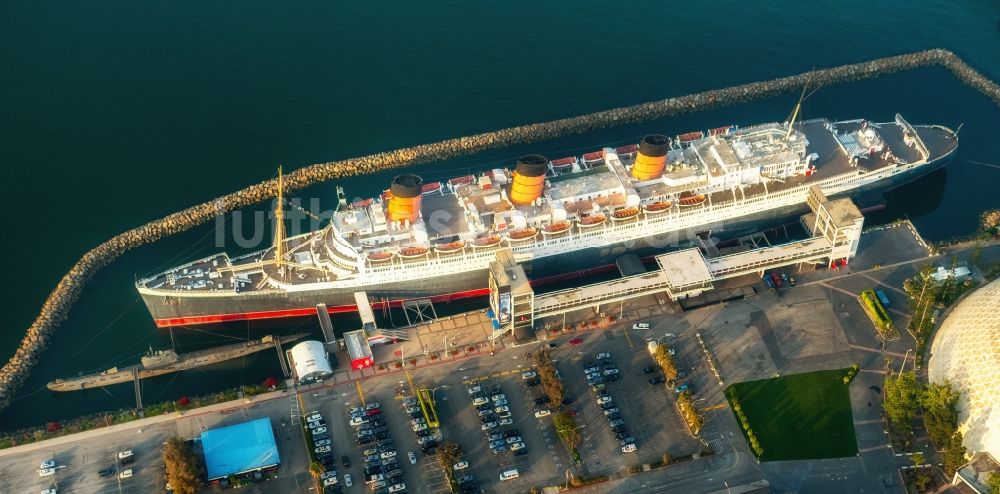 Long Beach aus der Vogelperspektive: Historisches Passagier- und Fahrgastschiff (heute Hotel) The Queen Mary in Long Beach in Kalifornien, USA