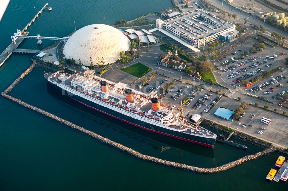 Luftaufnahme Long Beach - Historisches Passagier- und Fahrgastschiff (heute Hotel) The Queen Mary in Long Beach in Kalifornien, USA