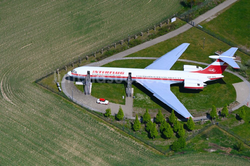 Stölln von oben - Historisches Passagierflugzeug IL-62 der Fluggesellschaft INTERFLUG Lady Agnes mit der Kennung DDR-SEG auf einer Abstellfläche des Flugplatz in Stölln im Bundesland Brandenburg, Deutschland