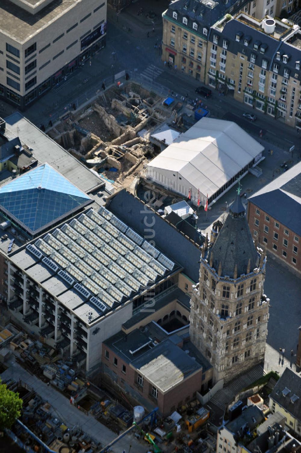 Köln aus der Vogelperspektive: Historisches Rathaus und Ausgrabung im jüdischen Viertel am Quatermarkt in Köln-Altstadt