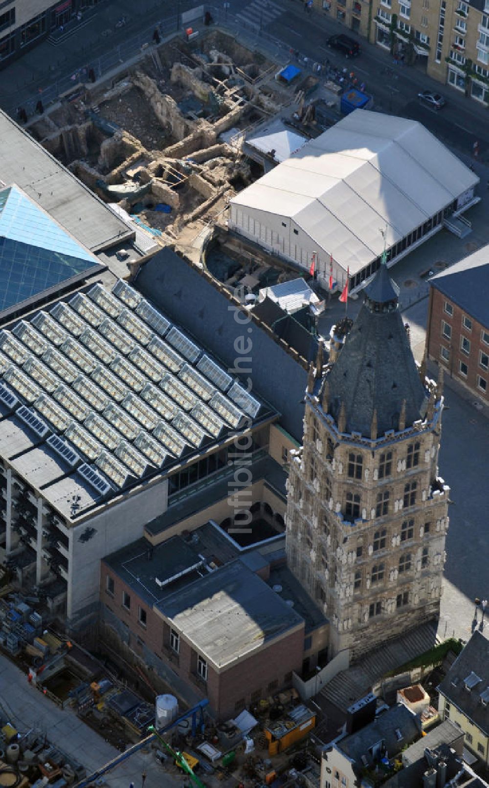 Luftbild Köln - Historisches Rathaus und Ausgrabung im jüdischen Viertel am Quatermarkt in Köln-Altstadt