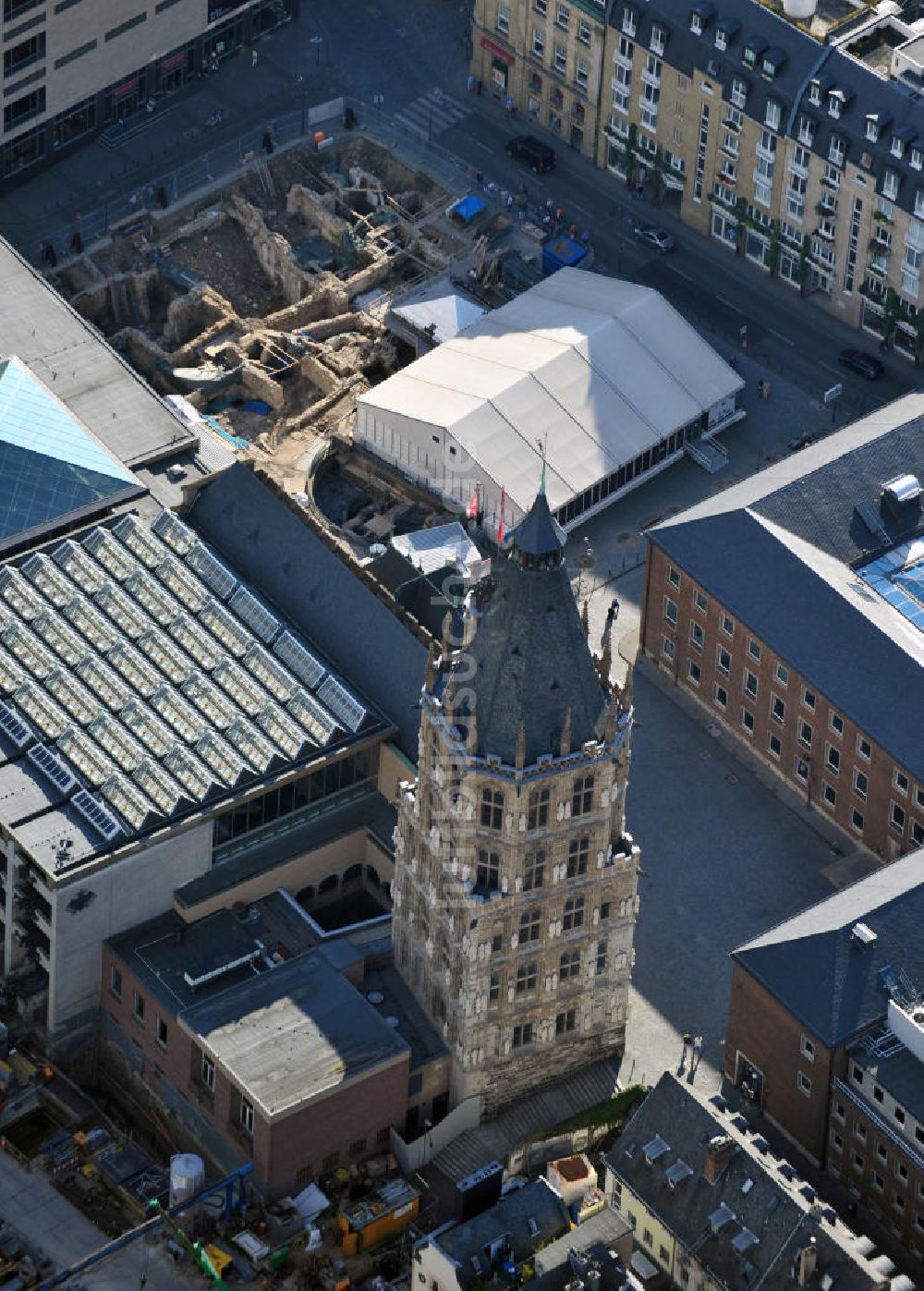 Luftaufnahme Köln - Historisches Rathaus und Ausgrabung im jüdischen Viertel am Quatermarkt in Köln-Altstadt