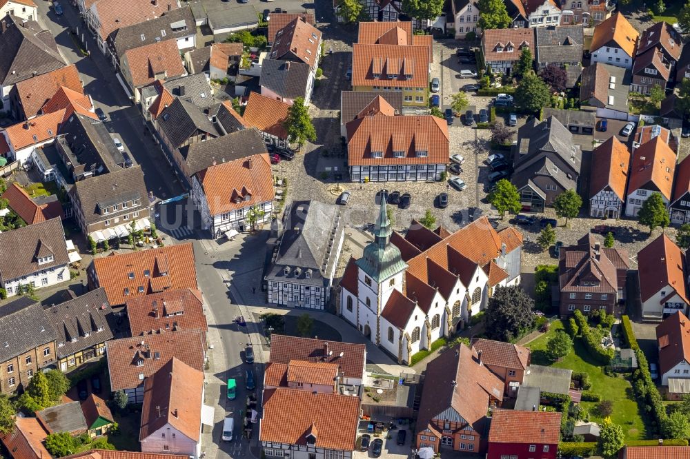 Rietberg von oben - Historisches Rathaus von Rietberg und Gebäude der Katholischen Pfarrkirche St. Johannes Baptist im Zentrum von Rietberg in Ostwestfalen im Bundesland Nordrhein-Westfalen