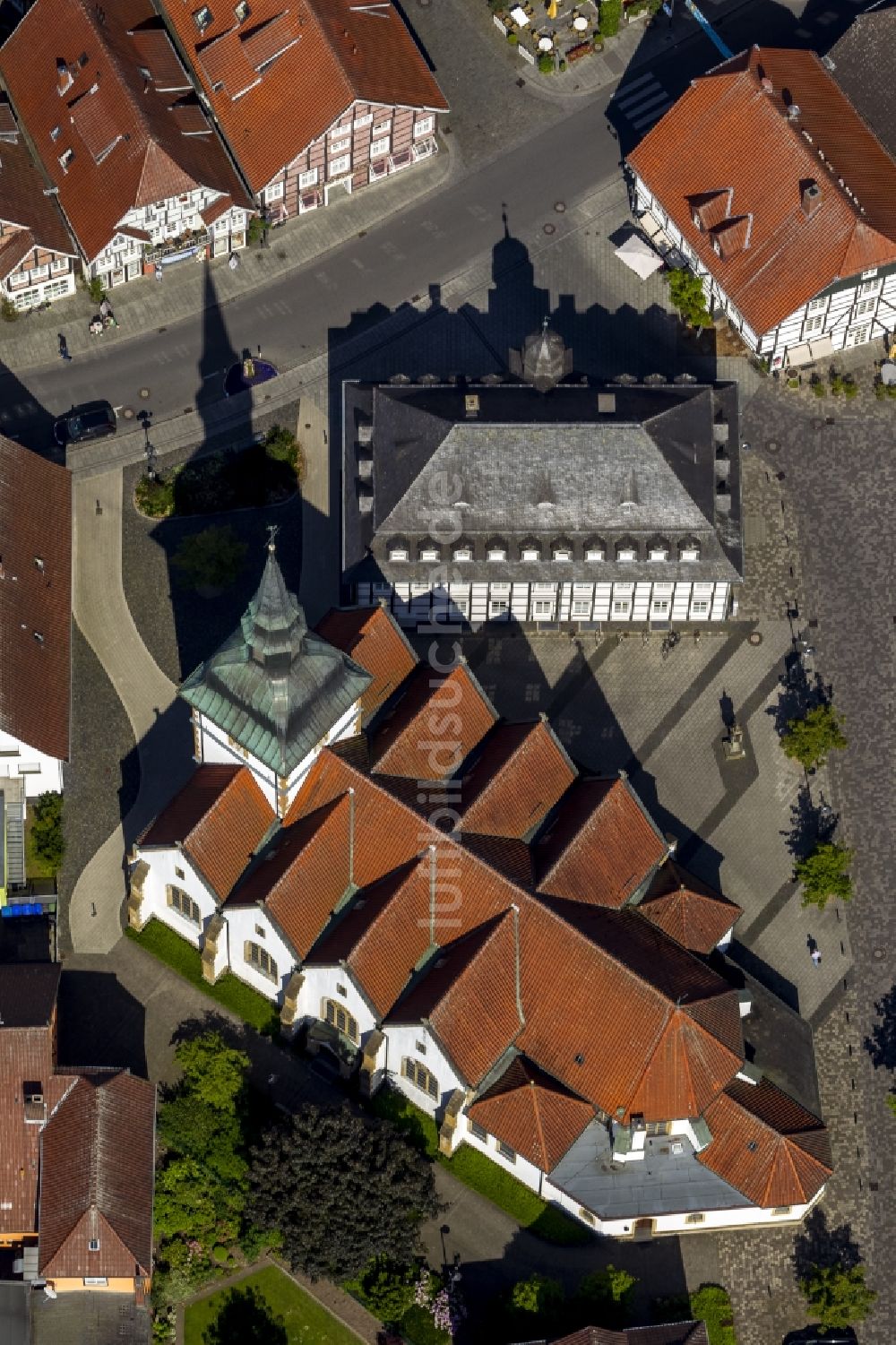 Rietberg aus der Vogelperspektive: Historisches Rathaus von Rietberg und Gebäude der Katholischen Pfarrkirche St. Johannes Baptist im Zentrum von Rietberg in Ostwestfalen im Bundesland Nordrhein-Westfalen