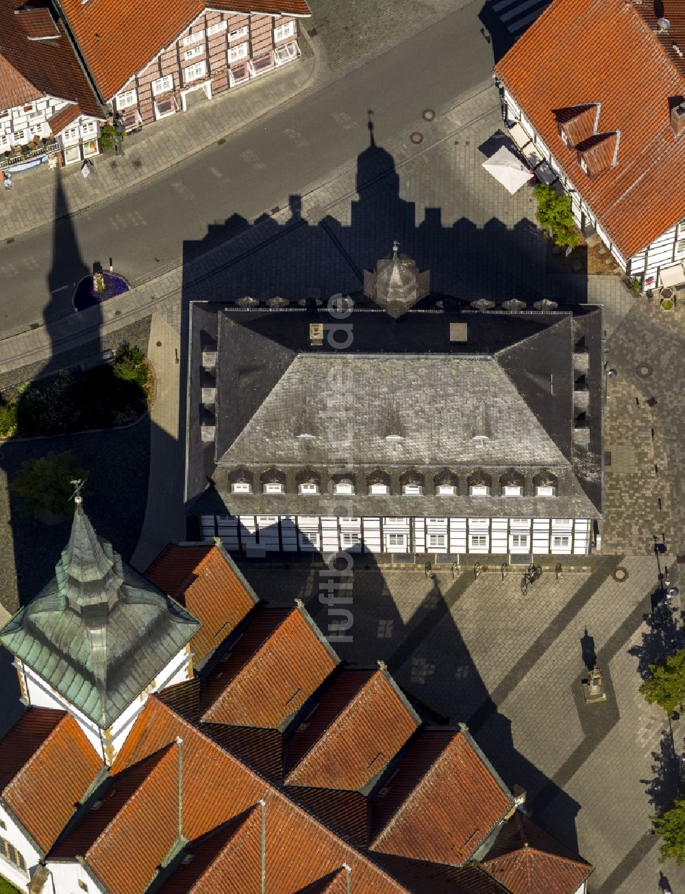 Luftbild Rietberg - Historisches Rathaus von Rietberg und Gebäude der Katholischen Pfarrkirche St. Johannes Baptist im Zentrum von Rietberg in Ostwestfalen im Bundesland Nordrhein-Westfalen