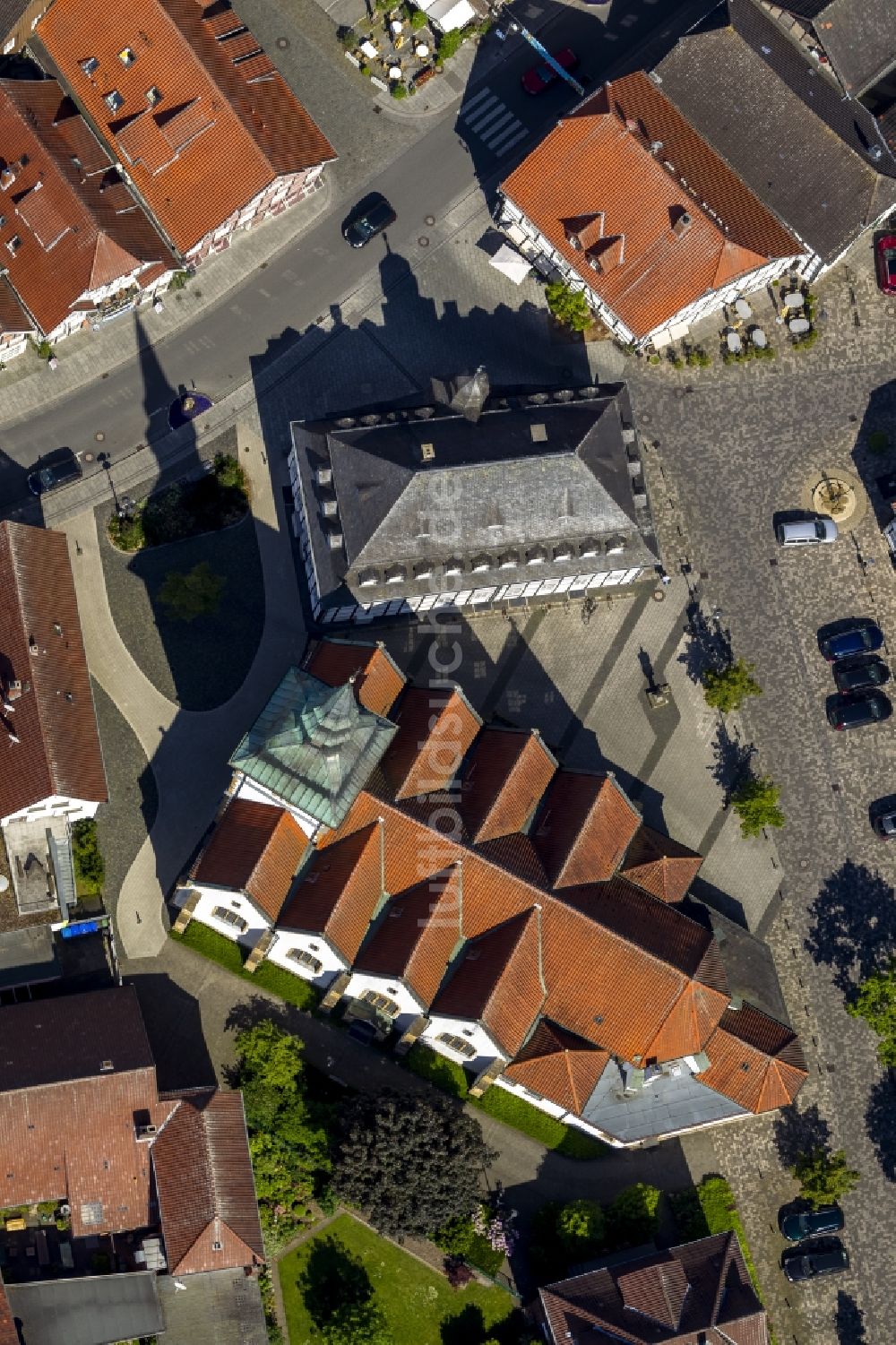 Luftaufnahme Rietberg - Historisches Rathaus von Rietberg und Gebäude der Katholischen Pfarrkirche St. Johannes Baptist im Zentrum von Rietberg in Ostwestfalen im Bundesland Nordrhein-Westfalen