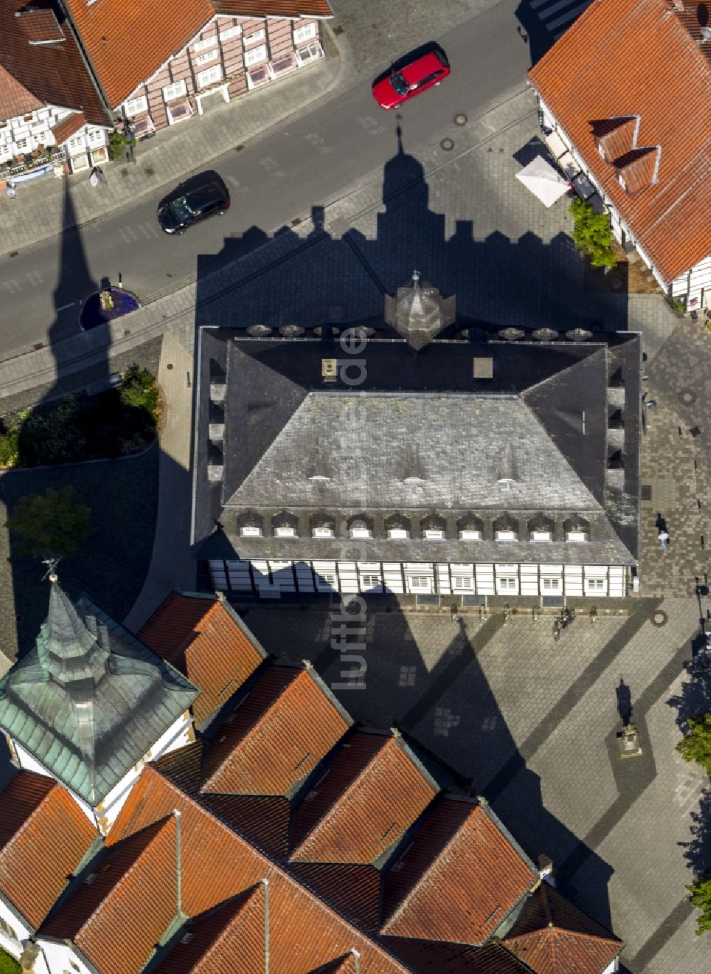 Rietberg von oben - Historisches Rathaus von Rietberg und Gebäude der Katholischen Pfarrkirche St. Johannes Baptist im Zentrum von Rietberg in Ostwestfalen im Bundesland Nordrhein-Westfalen