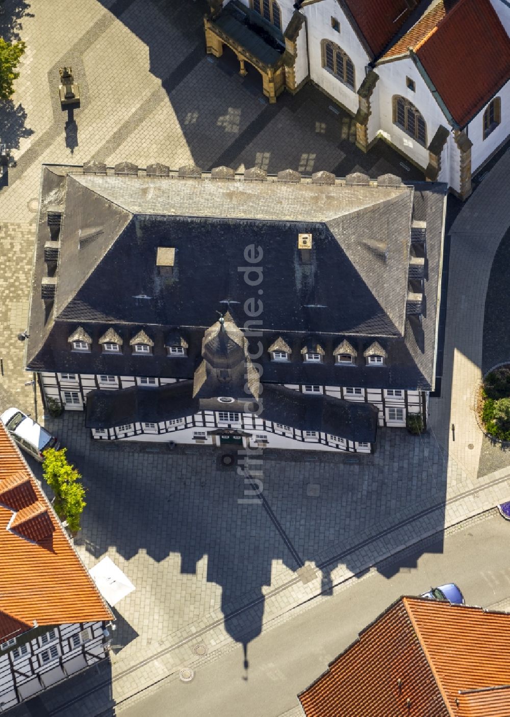 Rietberg aus der Vogelperspektive: Historisches Rathaus von Rietberg und Gebäude der Katholischen Pfarrkirche St. Johannes Baptist im Zentrum von Rietberg in Ostwestfalen im Bundesland Nordrhein-Westfalen