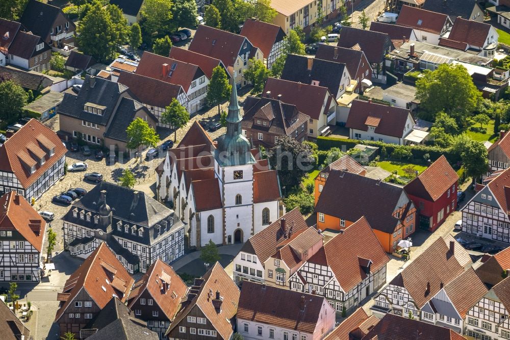 Luftaufnahme Rietberg - Historisches Rathaus von Rietberg und Gebäude der Katholischen Pfarrkirche St. Johannes Baptist im Zentrum von Rietberg in Ostwestfalen im Bundesland Nordrhein-Westfalen