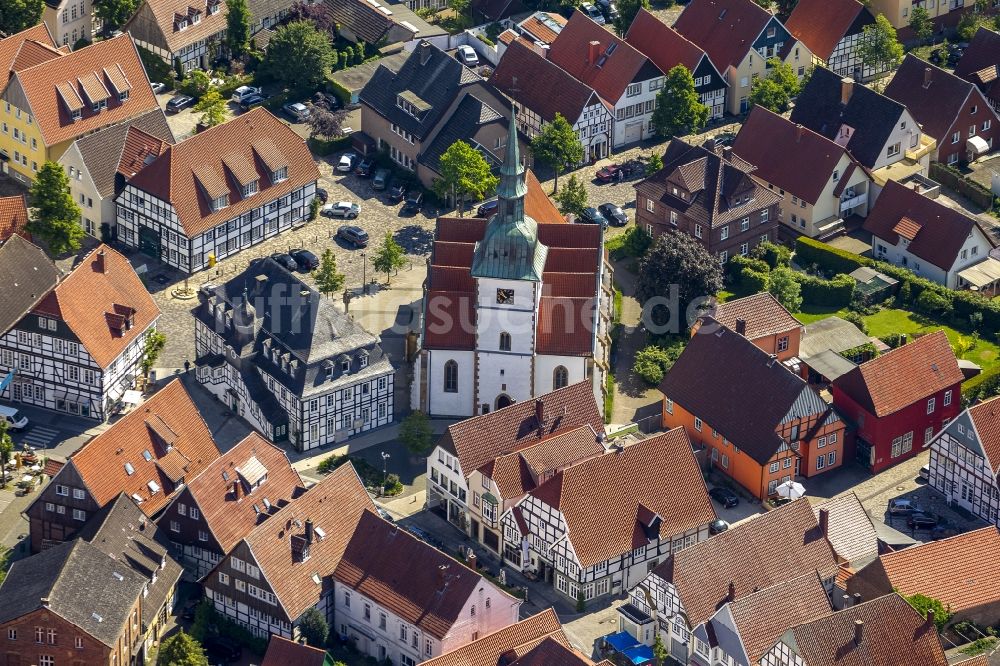 Rietberg von oben - Historisches Rathaus von Rietberg und Gebäude der Katholischen Pfarrkirche St. Johannes Baptist im Zentrum von Rietberg in Ostwestfalen im Bundesland Nordrhein-Westfalen