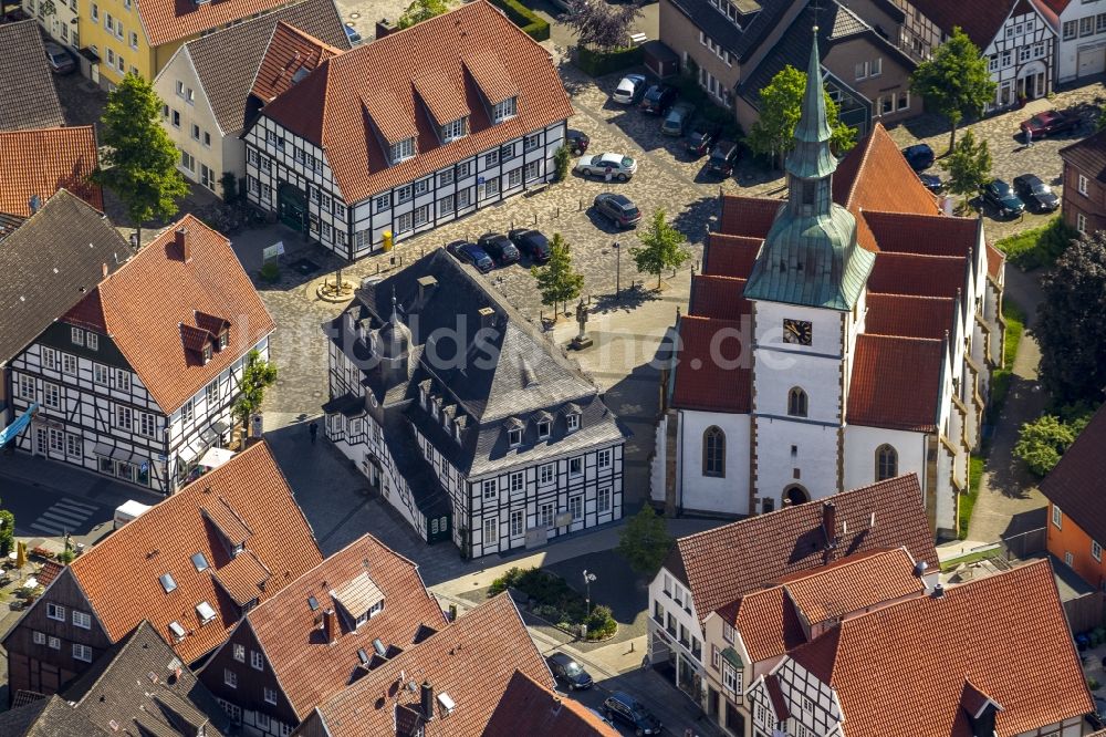 Rietberg aus der Vogelperspektive: Historisches Rathaus von Rietberg und Gebäude der Katholischen Pfarrkirche St. Johannes Baptist im Zentrum von Rietberg in Ostwestfalen im Bundesland Nordrhein-Westfalen