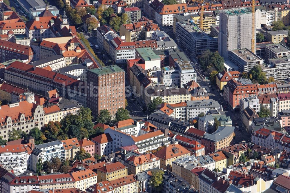 München von oben - Historisches Städtisches Hochhaus in München im Bundesland Bayern