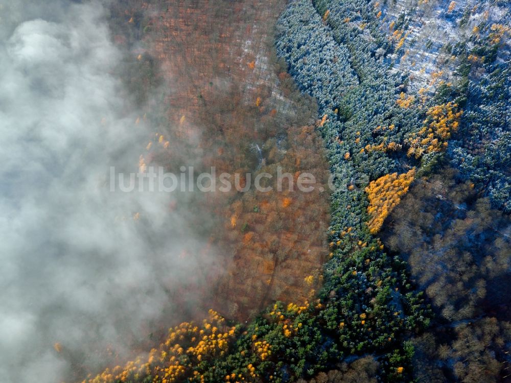 Luftbild Spessart - Hoch- Nebel - Landschaft im Spätherbst über Wäldern des Spessart im Bundesland Bayern