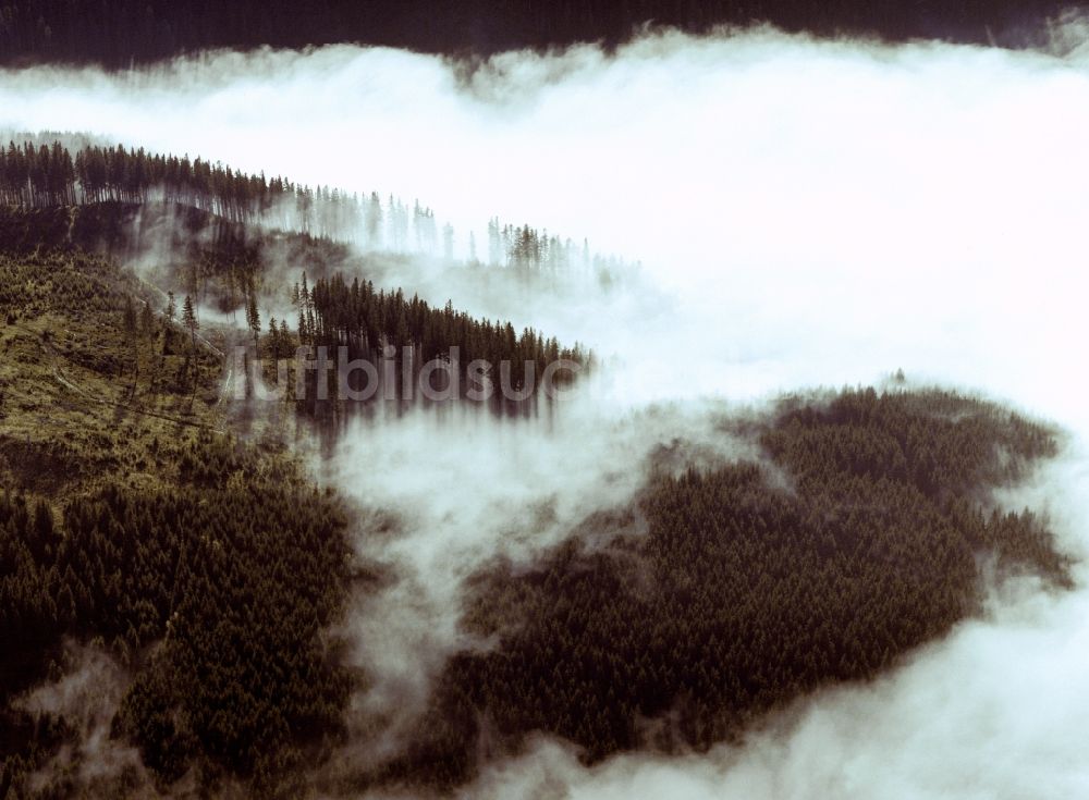 Luftaufnahme Spessart - Hoch- Nebel - Landschaft im Spätherbst über Wäldern des Spessart im Bundesland Bayern